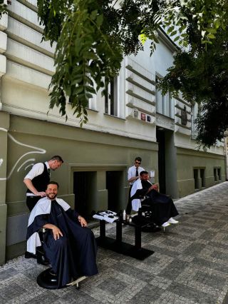 Nás ani blackout @prazska_energetika nezastaví! Děkujeme ČEPS za rychlou nápravu. Už zase stříháme v pohodlí vevnitř,...