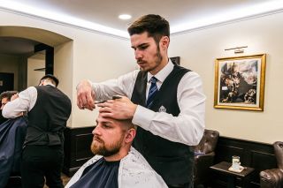 Listí padá, vlasy taky.🍂 Podzim je ideální čas na nový střih a lepší náladu. ✂️☕️ Už máte svůj termín?